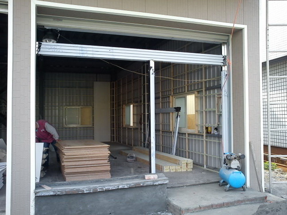 自動門施工中